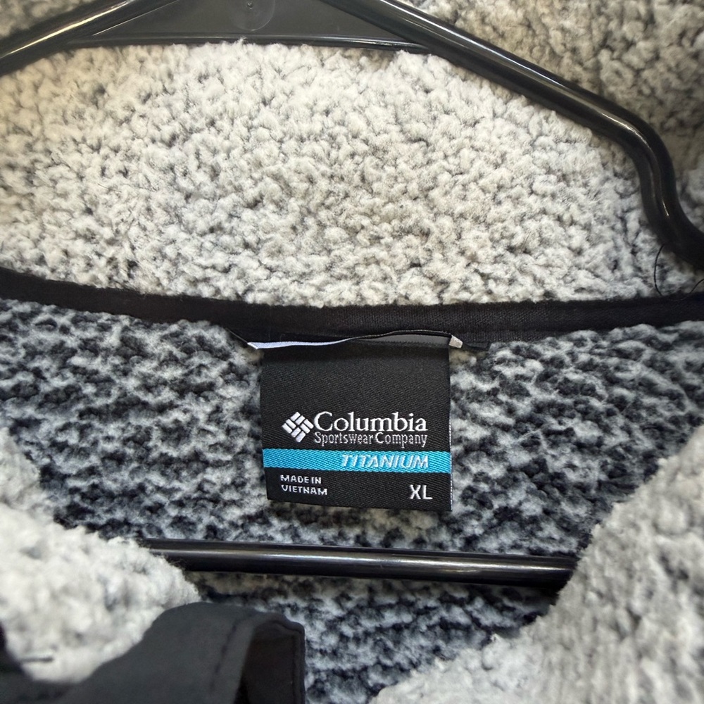 Columbia Titanium Arctic Gray and Black Fleece Jacket - Picture 2 of 3